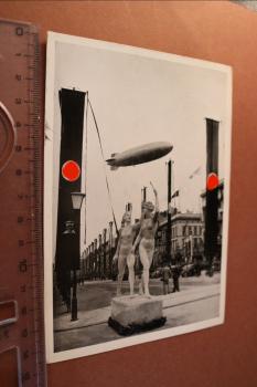 alte Postkarte - Olympia 1936 - Zeppelin über der Strasse Unter den Linden